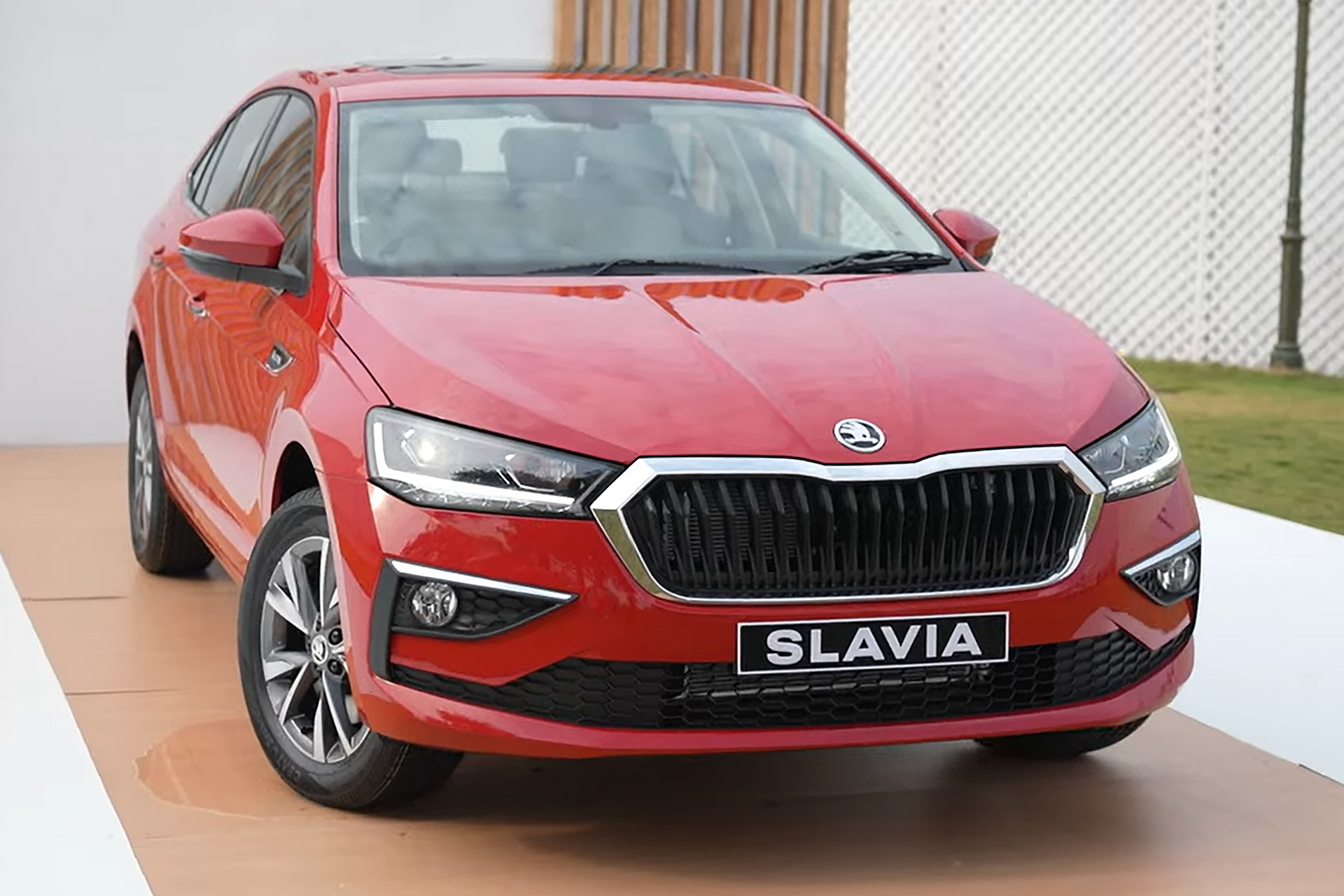 Skoda обнародовала эскизы компактного седана Slavia 2022 в преддверии его премьеры 18 ноября (видео)