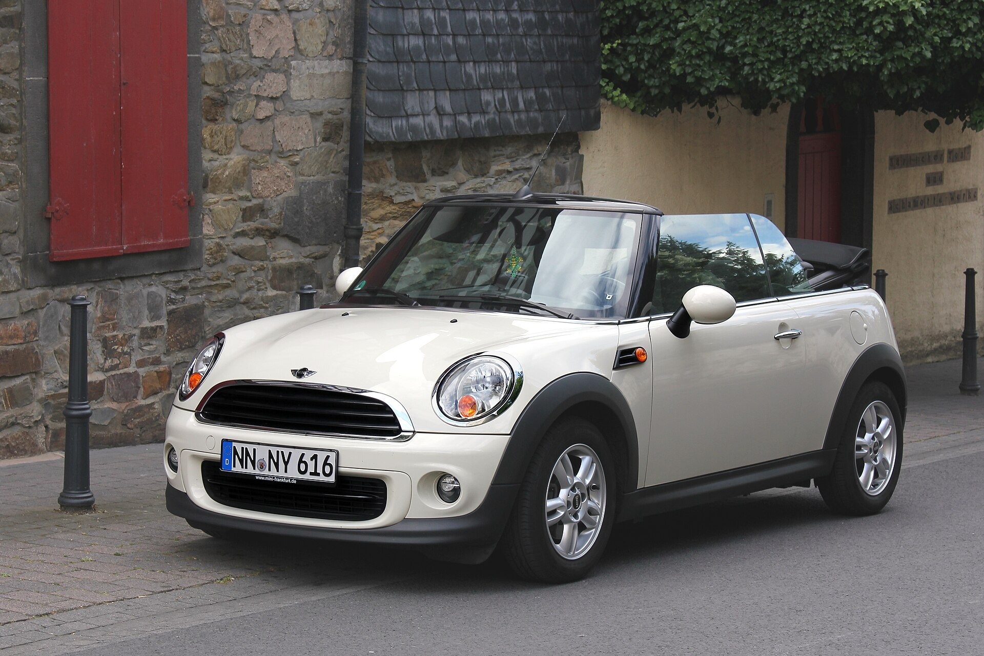 Марка MINI разместила в Сети обновленную социальную платформу Countryguide