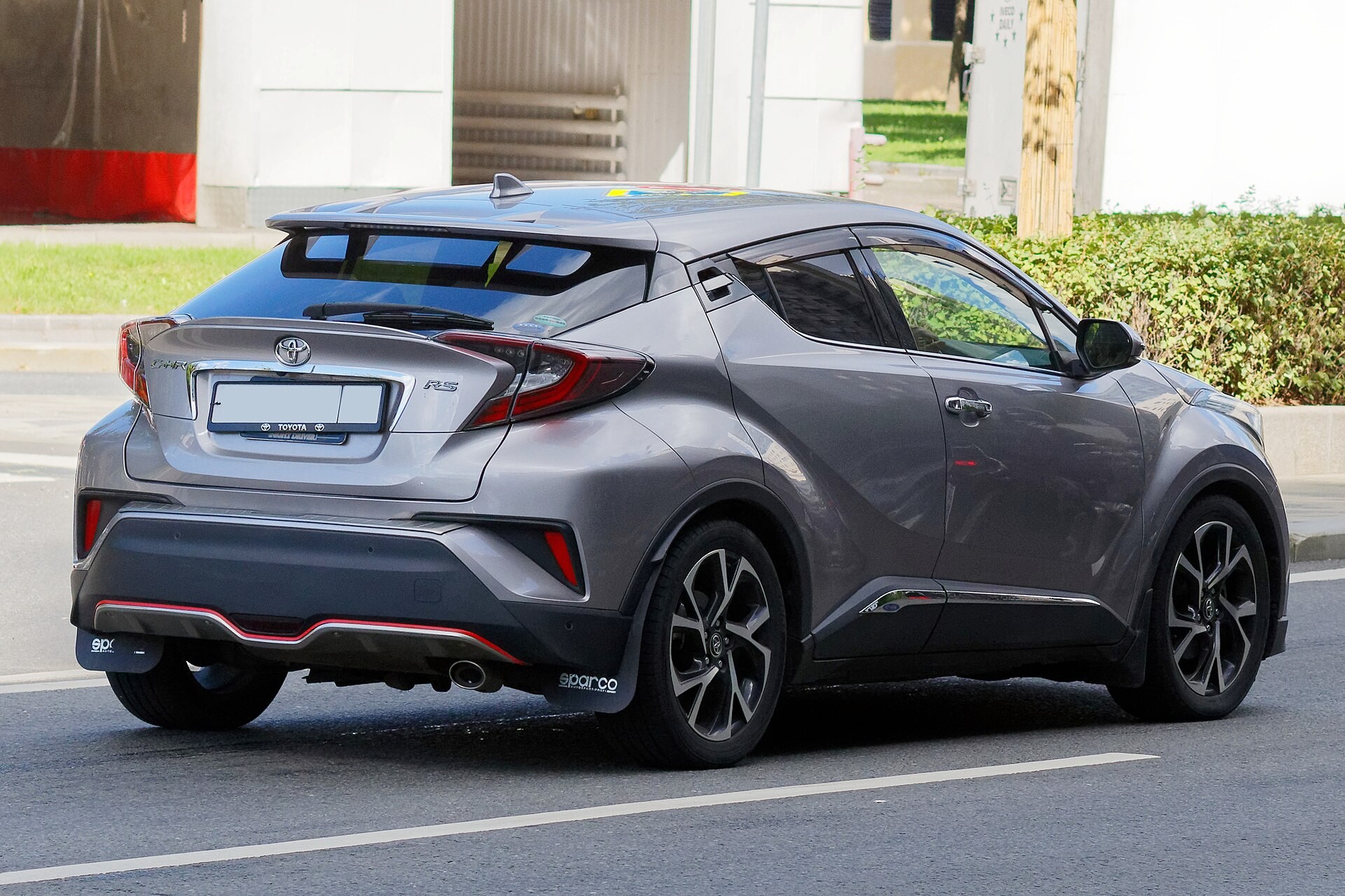 Toyota опубликовала первый тизер парижского дебютанта – концептуального кроссовера C-HR